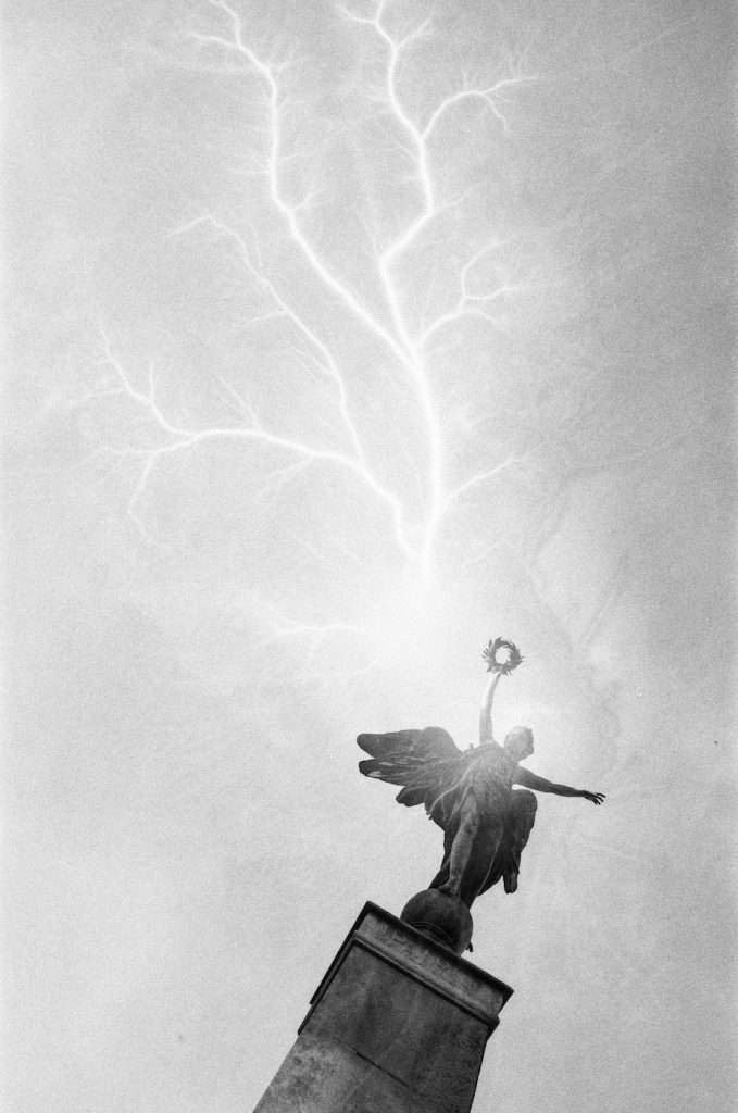 London statue, Revolog Tesla BW